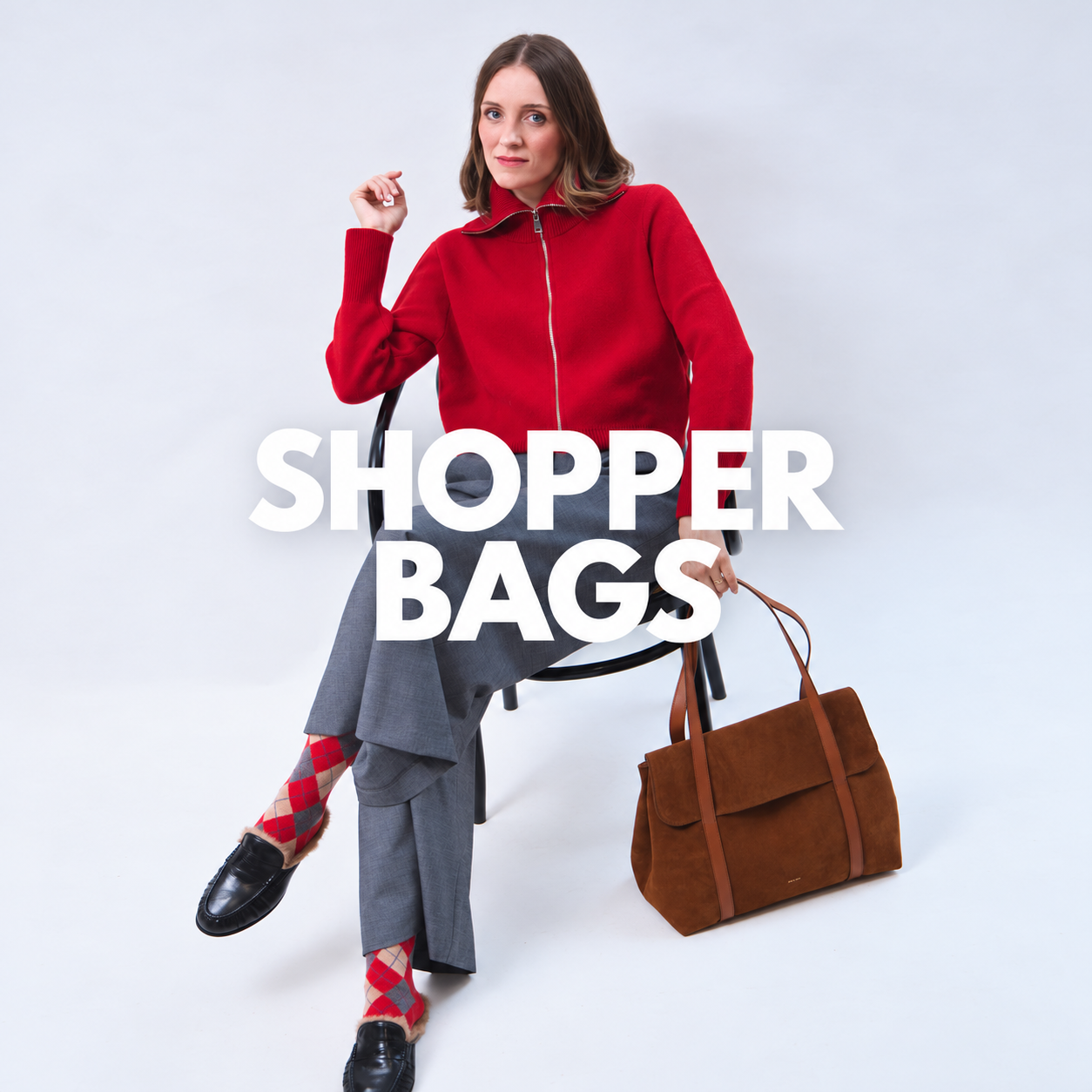 Shopper_Bags_mit_roter_Strickjacke-1.png