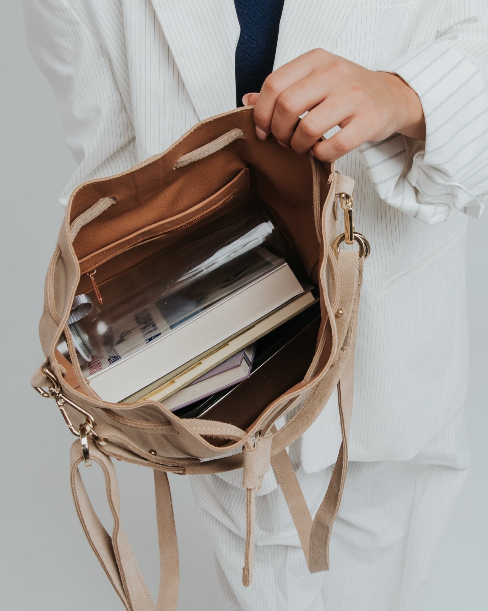 Convertible Saku Bucket Bag - Suede Caramelo - ann kurz