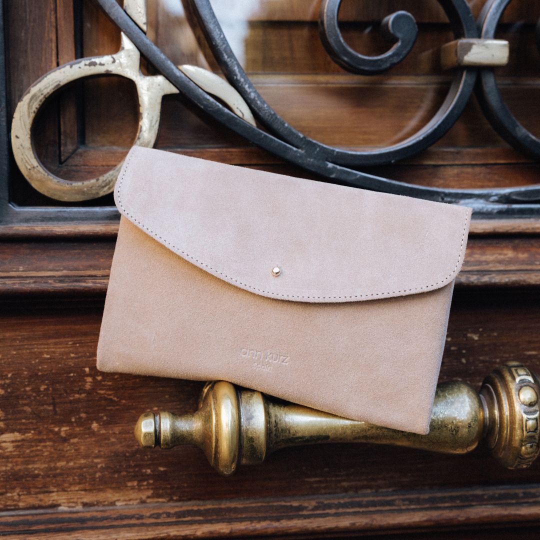 Cute Clutch - Suede Caramelo - ann kurz