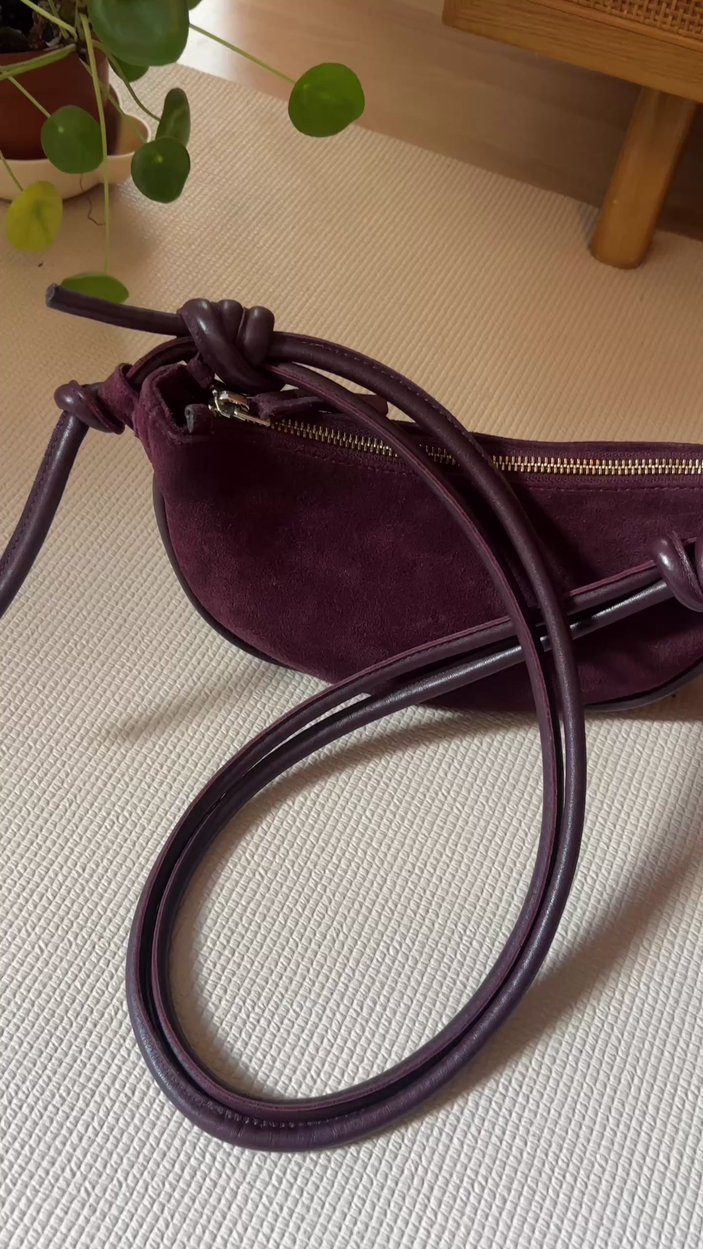 Mini bolso de hombro de media luna con nudos - Ante burdeos