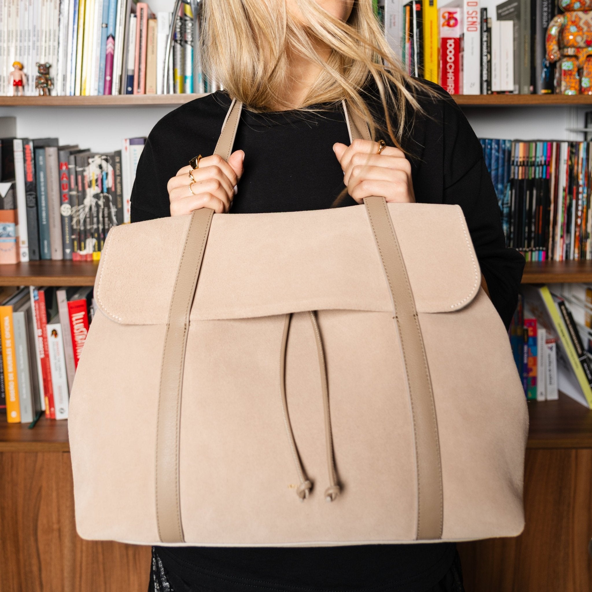 The Greatest Shopper - Suede Caramelo - ann kurz