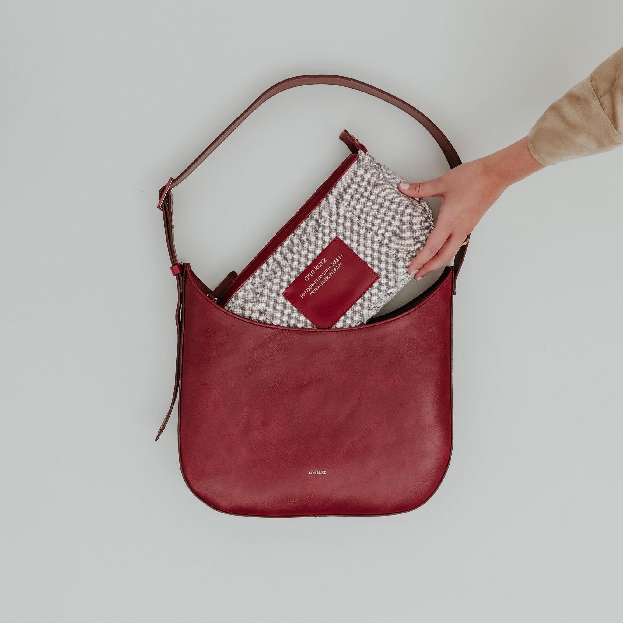 Versatile Hobo - Shiny Leather Navy - ann kurz