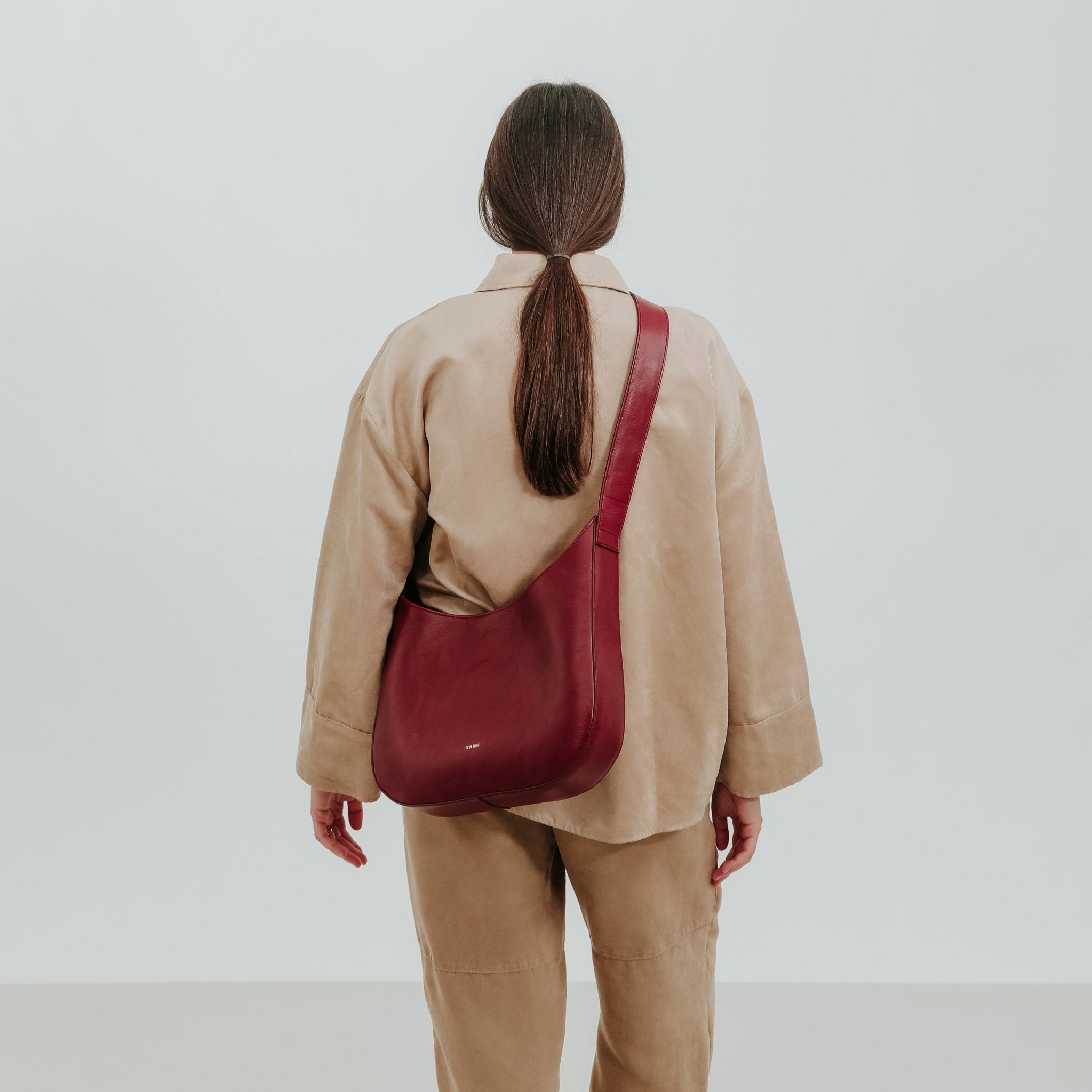 Versatile Hobo - Shiny Leather Navy - ann kurz